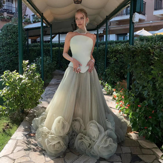 Wunderschönes, trägerloses, bodenlanges A-Linien-Ballkleid mit 3D-Blumen in Salbeigrün, DP6538