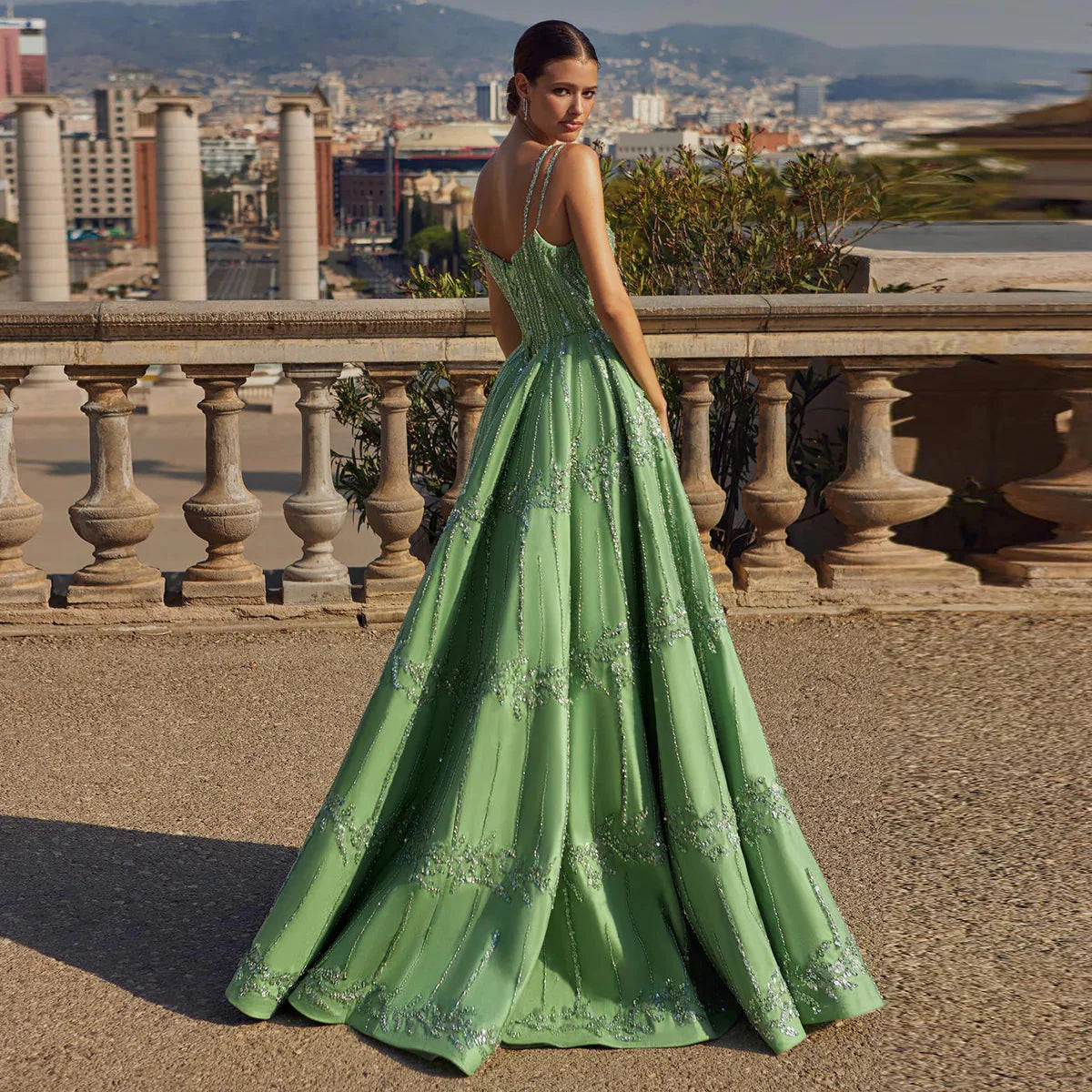 Wunderschönes, grünes, glänzendes, perlenbesetztes A-Linien-Ballkleid mit Spaghettiträgern, DP6540