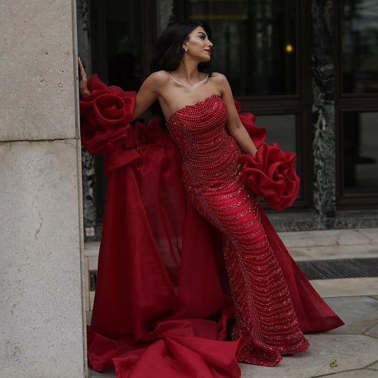 Wunderschönes burgunderrotes, perlenbesetztes, trägerloses, langes Ballkleid im Cape-Design, DP6539