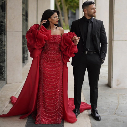 Wunderschönes burgunderrotes, perlenbesetztes, trägerloses, langes Ballkleid im Cape-Design, DP6539
