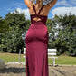 Vintage burgunderfarbenes Satin-Maxikleid mit eckigem Ausschnitt, Raffung und Schlitz DP8442