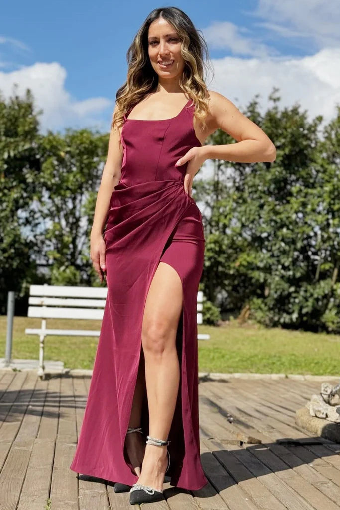 Vintage burgunderfarbenes Satin-Maxikleid mit eckigem Ausschnitt, Raffung und Schlitz DP8442