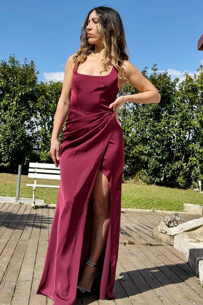 Vintage burgunderfarbenes Satin-Maxikleid mit eckigem Ausschnitt, Raffung und Schlitz DP8442