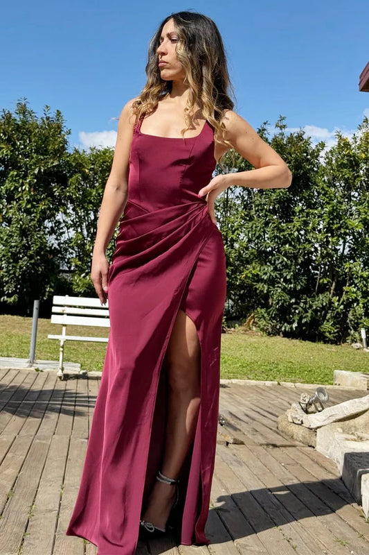Vintage burgunderfarbenes Satin-Maxikleid mit eckigem Ausschnitt, Raffung und Schlitz DP8442