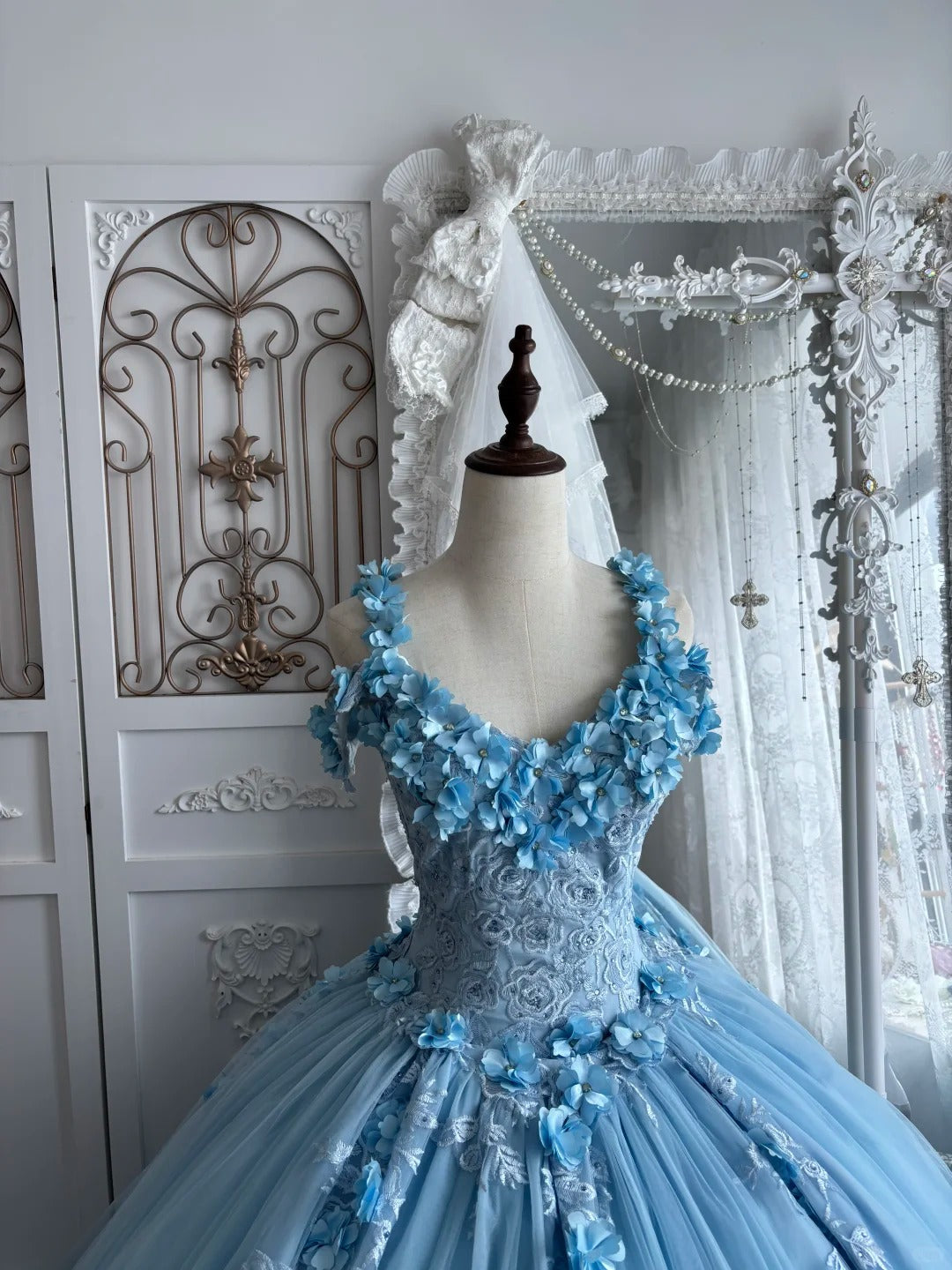 Beautiful Ball Gown V Neck Purple Evening Dress 3D floral appliqué Tulle Prom Dress MD376