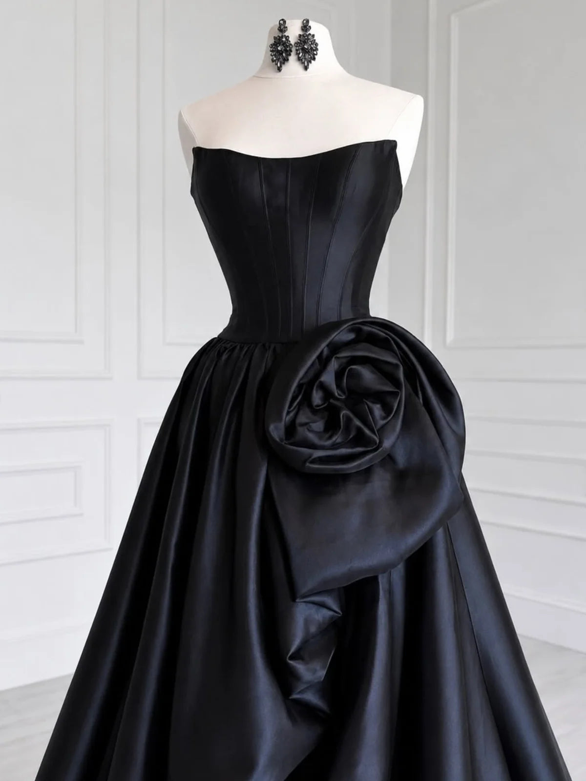 A-line Spoon Neck Satin Black Long Prom Dress MD379