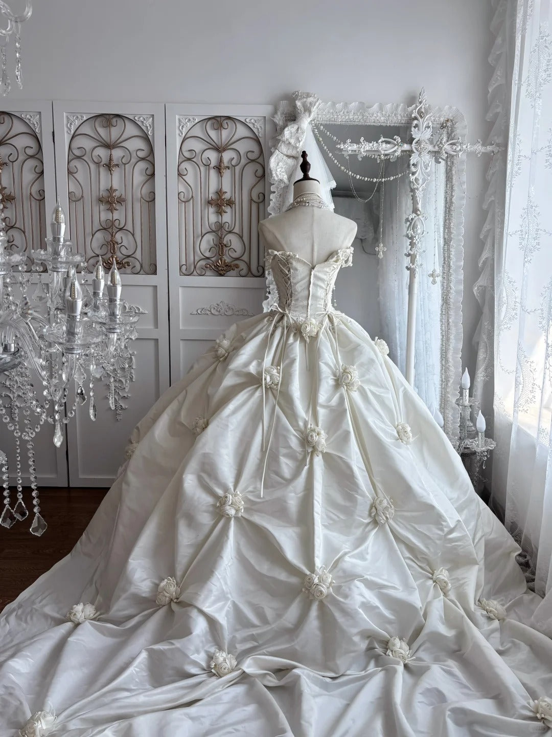 Elegant Ball Gown Halter Neck Long Wedding Dress Beaded 3D floral appliqués Satin White Prom Dress MD388
