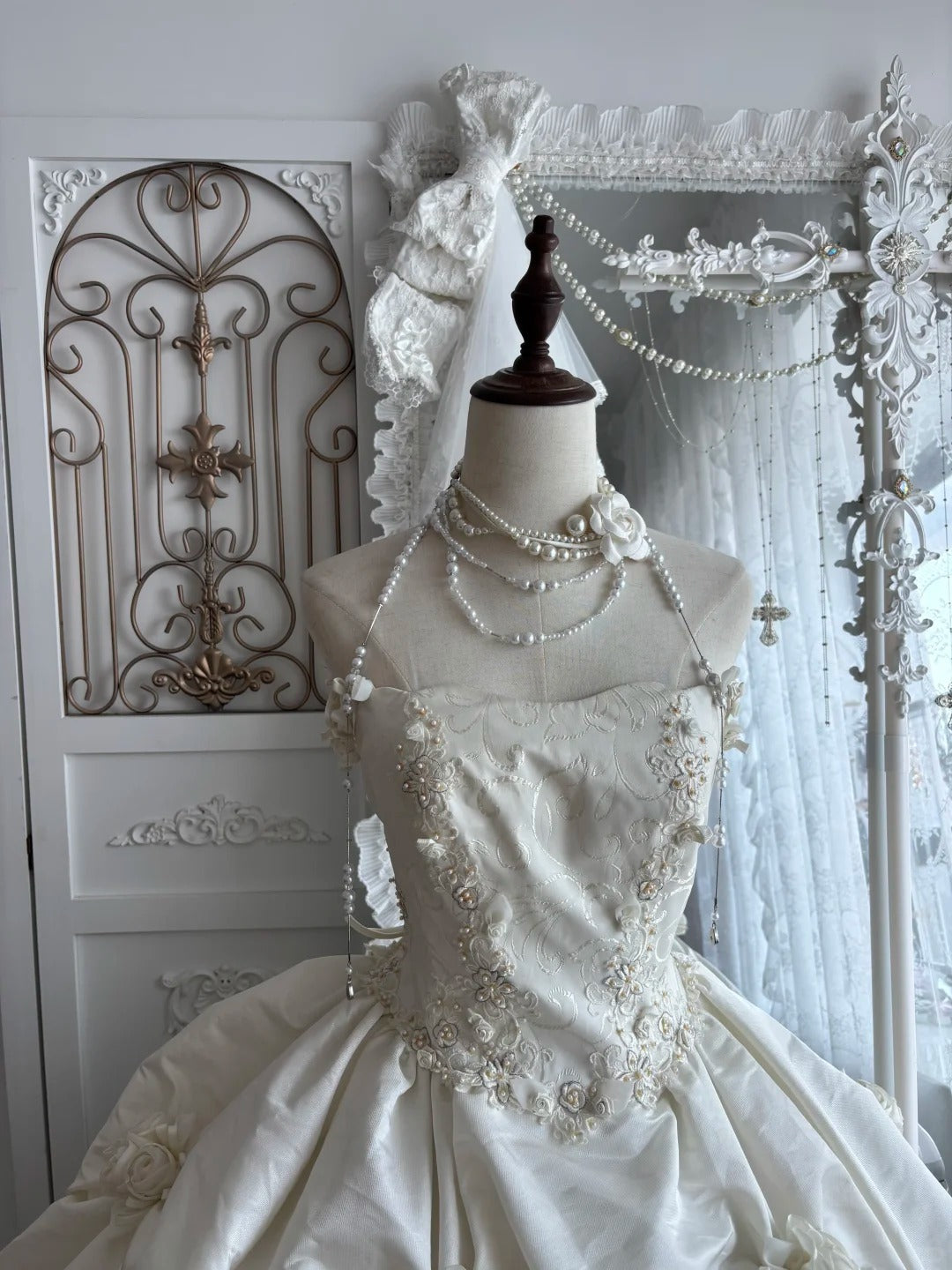 Elegant Ball Gown Halter Neck Long Wedding Dress Beaded 3D floral appliqués Satin White Prom Dress MD388