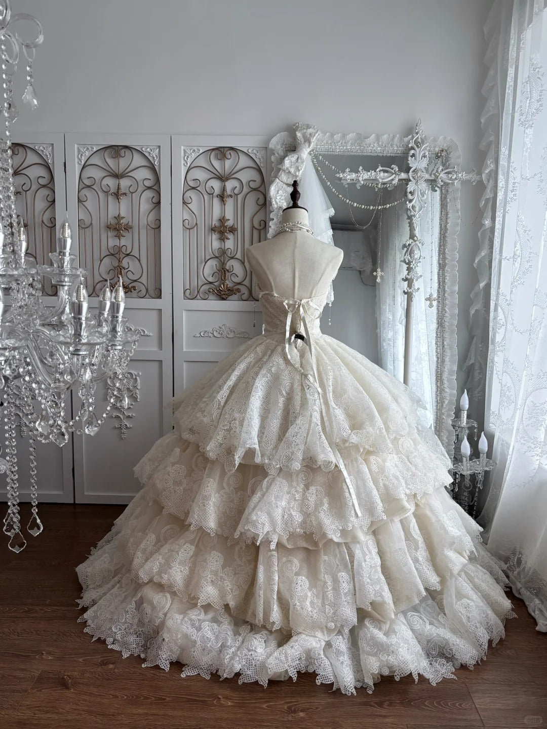 Elegant Ball Gown Strapless Neck Long Wedding Dress Cascade Lace White Prom Dress MD392