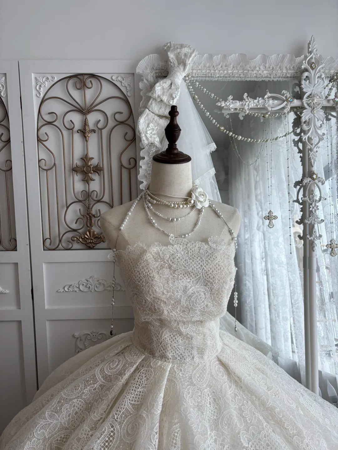 Elegant Ball Gown Strapless Neck Long Wedding Dress Cascade Lace White Prom Dress MD392