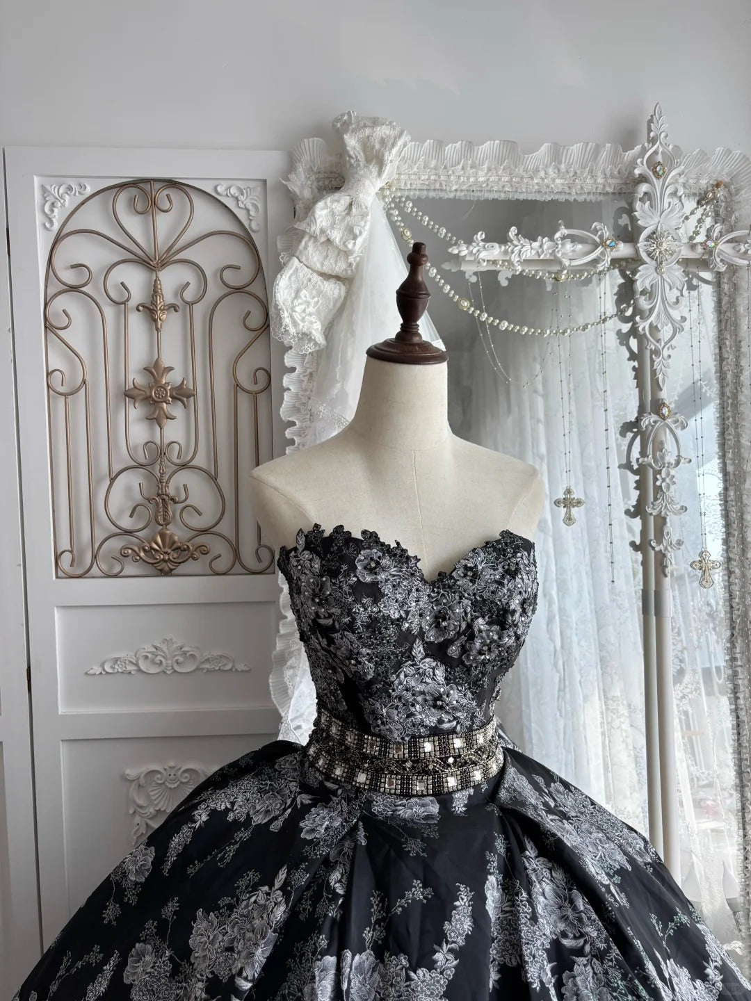 Elegant Ball Gown Sweetheart Black Evening Dress Embroidered Satin Prom Dress MD470