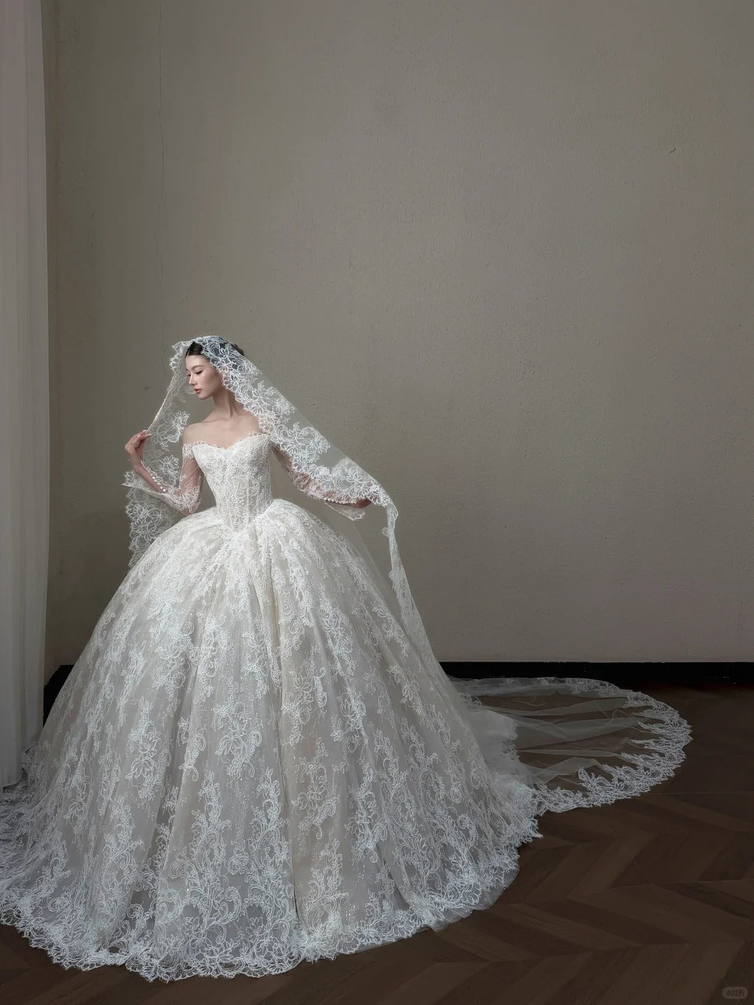 Elegant Ball Gown Strapless Long Wedding Dress Lace White Prom Dress MD495