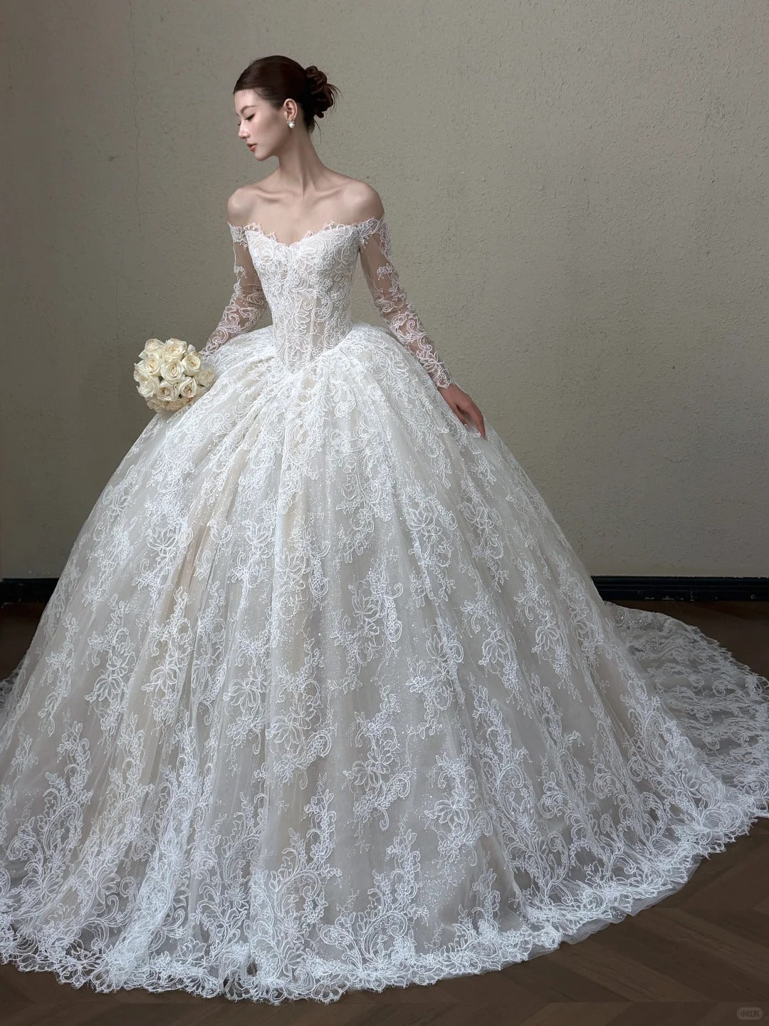 Elegant Ball Gown Strapless Long Wedding Dress Lace White Prom Dress MD495