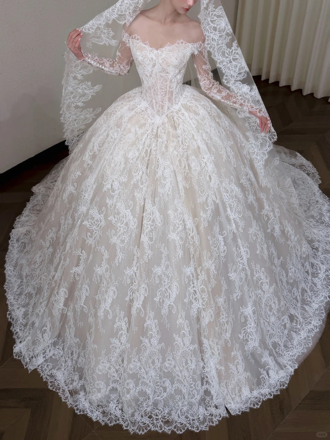Elegant Ball Gown Strapless Long Wedding Dress Lace White Prom Dress MD495