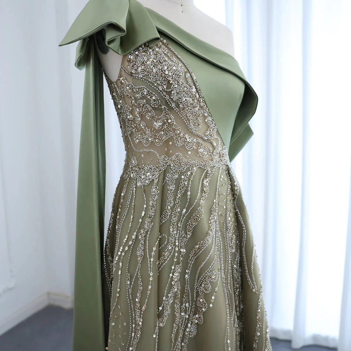 Wunderschönes, funkelndes, perlenbesetztes grünes One-Shoulder-A-Linien-Abendkleid mit hohem Schlitz, langes Ballkleid, DP6543