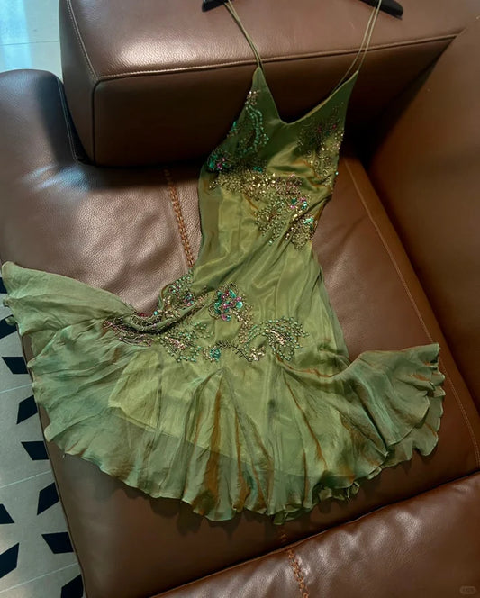 Wunderschönes grünes V-Ausschnitt-Abendkleid mit glitzernden Perlen und Spaghettiträgern aus Chiffon mit Rüschen in A-Linie DP6314