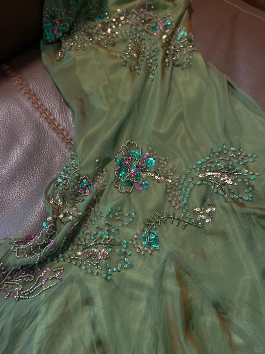 Wunderschönes grünes V-Ausschnitt-Abendkleid mit glitzernden Perlen und Spaghettiträgern aus Chiffon mit Rüschen in A-Linie DP6314