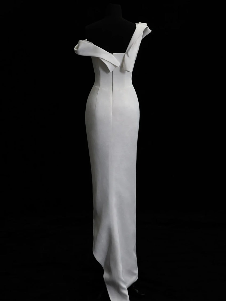 Robe de mariée élégante asymétrique en satin drapé, coupe fourreau, épaules dénudées et fente latérale DP7051