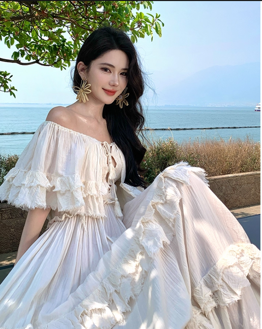Vintage Elfenbein trägerloses Rüschensaum-Design Elegantes Strandurlaubs-Sommerkleid in A-Linie DP6264