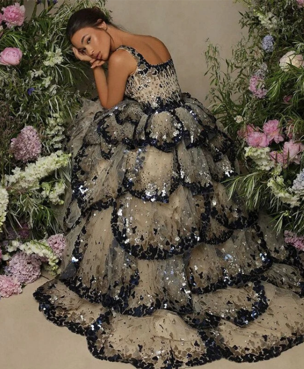 Wunderschönes, glänzendes, langes, gestuftes A-Linien-Ballkleid mit Pailletten, DP6537