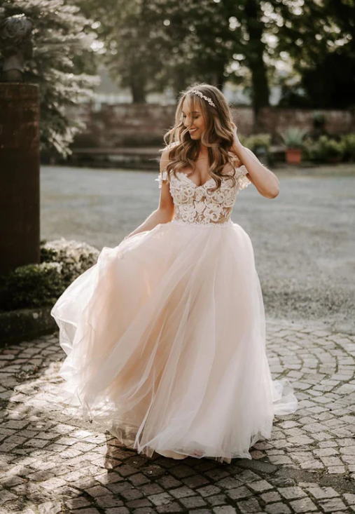 Robe de mariée longue en tulle blanc avec bretelles appliquées et élégante coupe trapèze DP6797