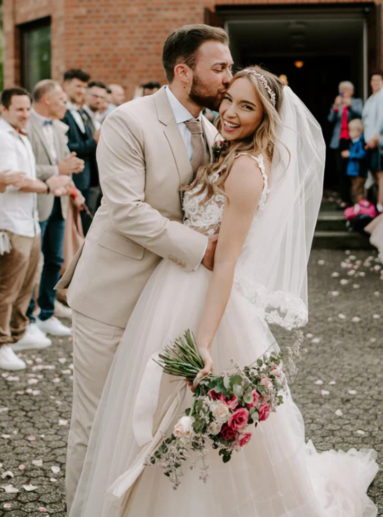 Robe de mariée longue en tulle blanc avec bretelles appliquées et élégante coupe trapèze DP6797