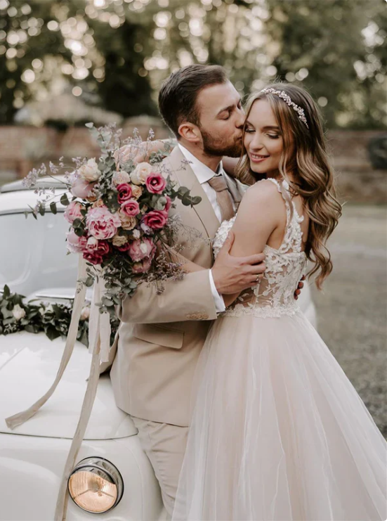 Robe de mariée longue en tulle blanc avec bretelles appliquées et élégante coupe trapèze DP6797