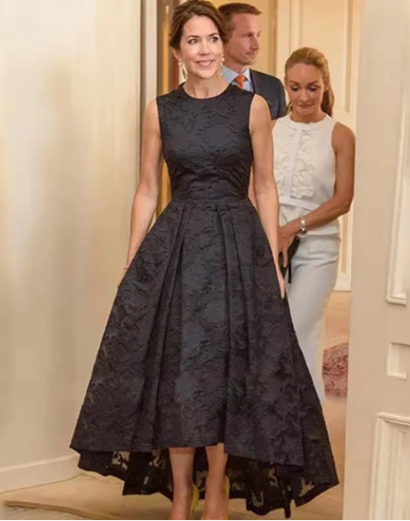 Elegant Black Lace Mother of Bride Dress Sleeveless Evening Gown Simple Formal Dress DP6855