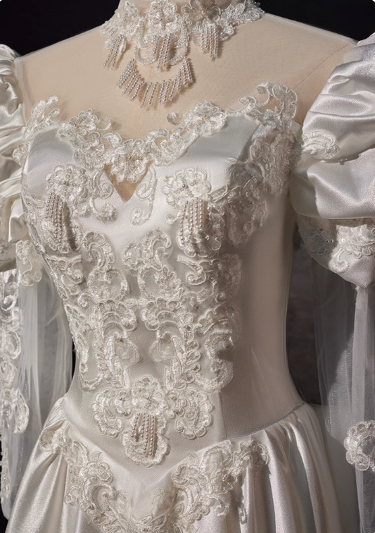 Elegantes weißes A-Linien-Brautkleid mit Satinapplikationen und Perlen, langärmelig, DP6952