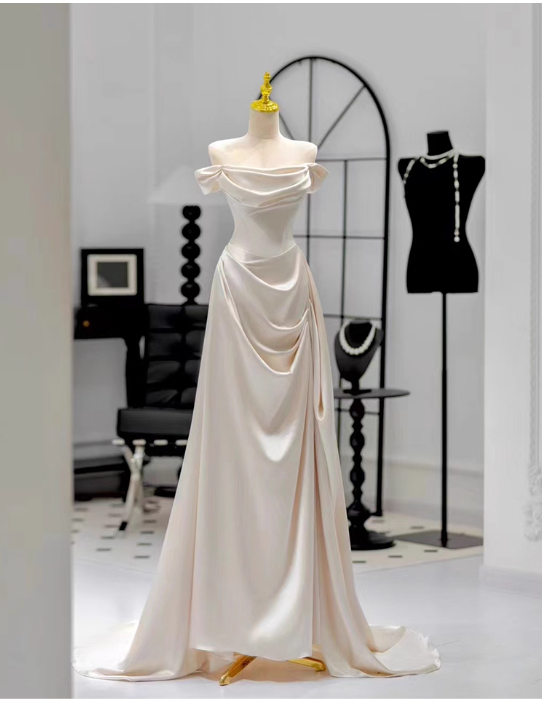 Elegantes elfenbeinfarbenes Satin-A-Linien-Brautkleid mit schulterfreiem Ausschnitt und langer Schleppe DP6982