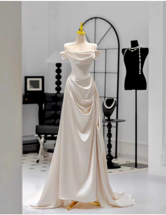 Elegantes elfenbeinfarbenes Satin-A-Linien-Brautkleid mit schulterfreiem Ausschnitt und langer Schleppe DP6982