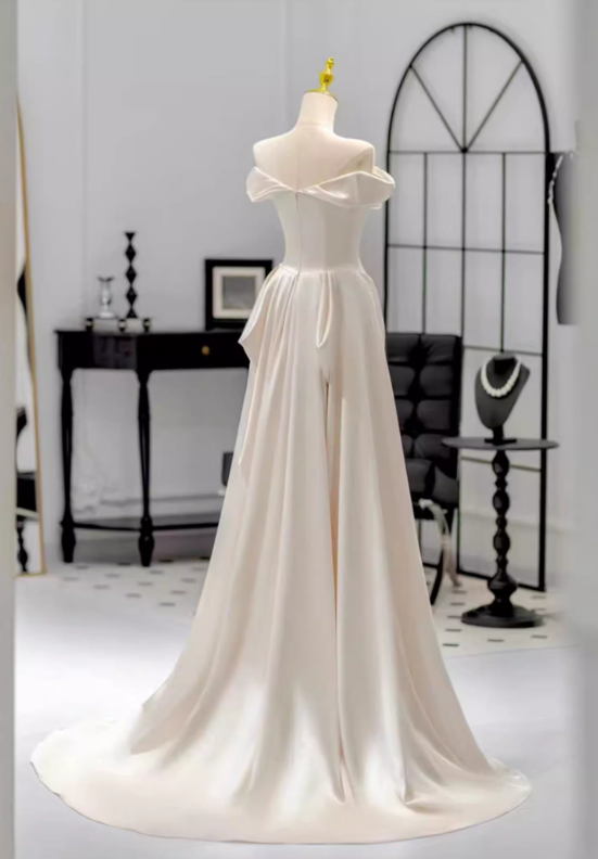 Elegantes elfenbeinfarbenes Satin-A-Linien-Brautkleid mit schulterfreiem Ausschnitt und langer Schleppe DP6982