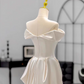 Elegantes elfenbeinfarbenes Satin-A-Linien-Brautkleid mit schulterfreiem Ausschnitt und langer Schleppe DP6982
