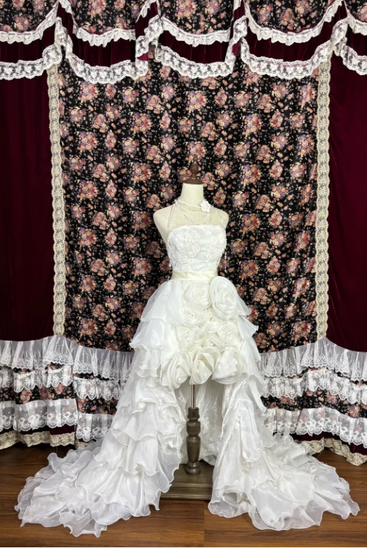 Robe de mariée bustier asymétrique à volants floraux 3D et dentelle d'inspiration vintage DP7068