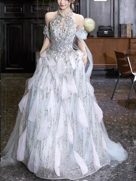 Robe de soirée glamour argentée à sequins, coupe trapèze, col halter, DP7076