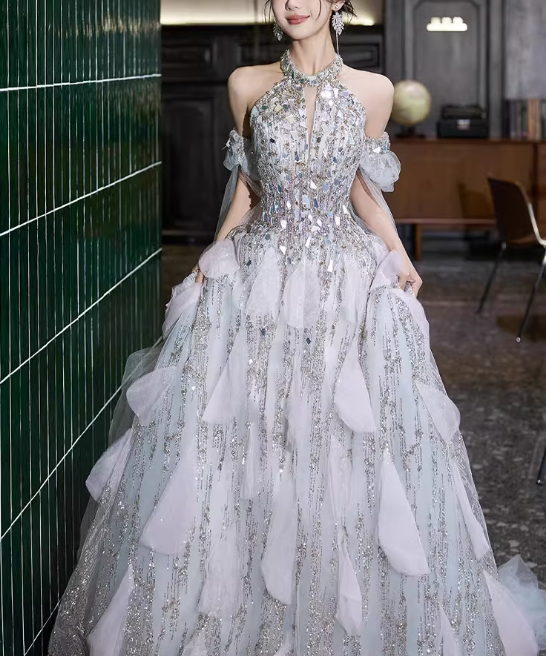 Robe de soirée glamour argentée à sequins, coupe trapèze, col halter, DP7076