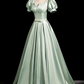 Robe de soirée glamour vert sauge, coupe trapèze, manches bouffantes et nœud, en satin DP7090