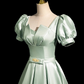 Robe de soirée glamour vert sauge, coupe trapèze, manches bouffantes et nœud, en satin DP7090