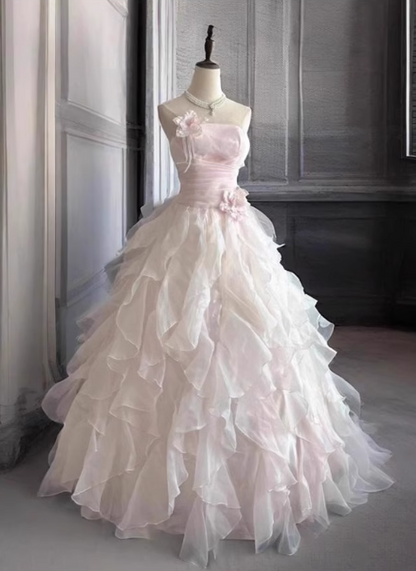 Robe de bal de quinceañera glamour rose clair à volants en organza, sans bretelles, coupe trapèze, ornée de fleurs 3D DP7093