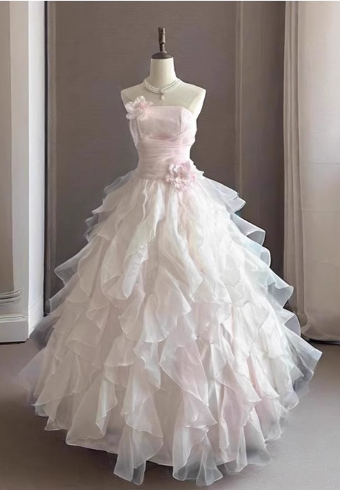 Robe de bal de quinceañera glamour rose clair à volants en organza, sans bretelles, coupe trapèze, ornée de fleurs 3D DP7093