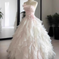 Robe de bal de quinceañera glamour rose clair à volants en organza, sans bretelles, coupe trapèze, ornée de fleurs 3D DP7093