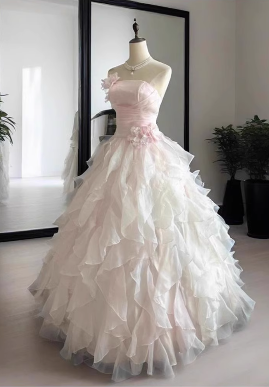 Robe de bal de quinceañera glamour rose clair à volants en organza, sans bretelles, coupe trapèze, ornée de fleurs 3D DP7093