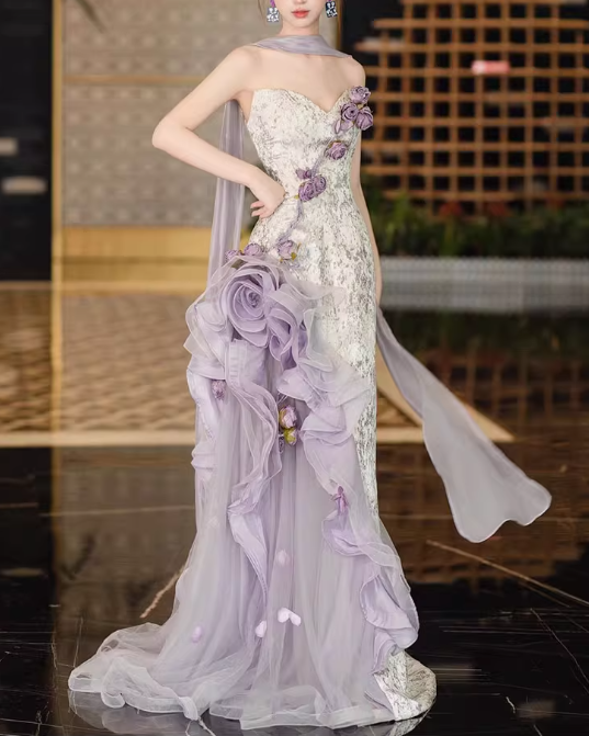 Glamouröses, lilafarbenes 3D-Blumen-Abendkleid mit Herzausschnitt und Spitze, Meerjungfrauen-Stil, trägerlos, DP7095