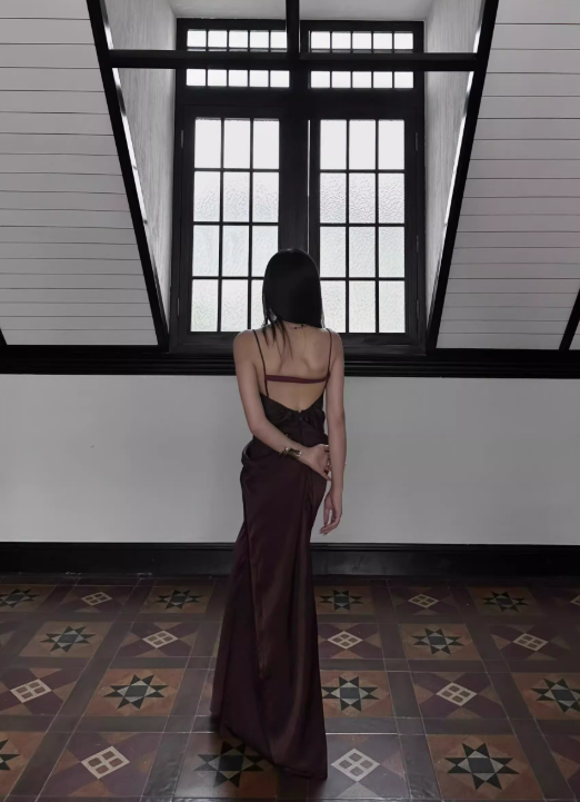 Robe de bal fourreau chic en satin chocolat à fines bretelles et fronces DP7100