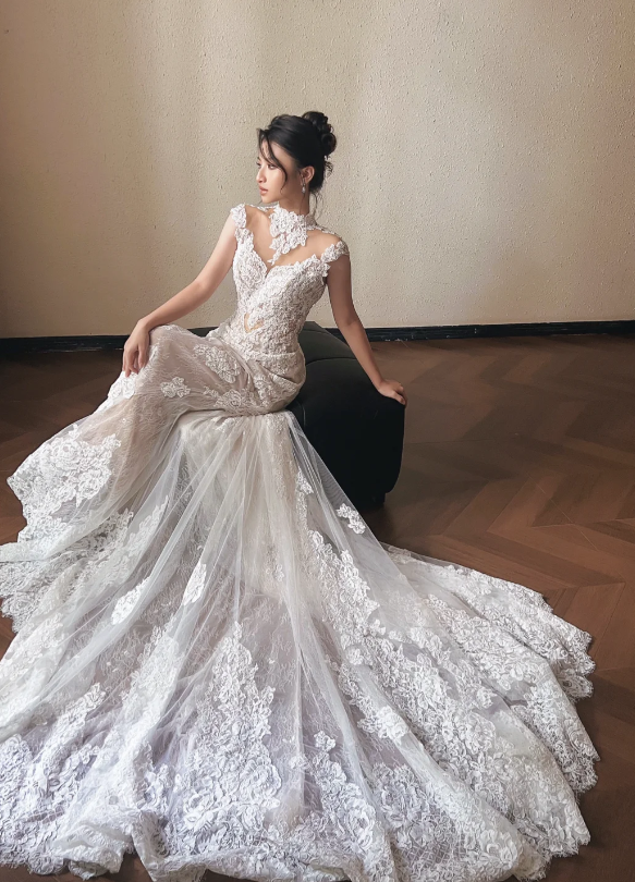 Robe de mariée sirène élégante en dentelle à col montant et appliques, longue robe de mariée DP7119