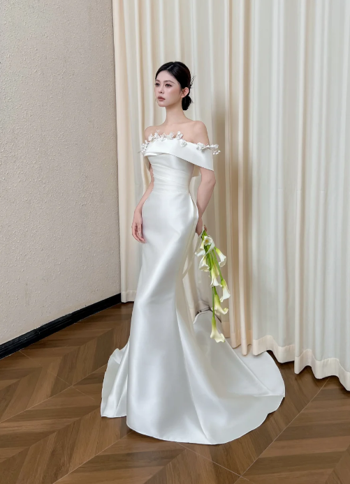 Robe de mariée sirène en satin ornée d'appliqués floraux, DP7121