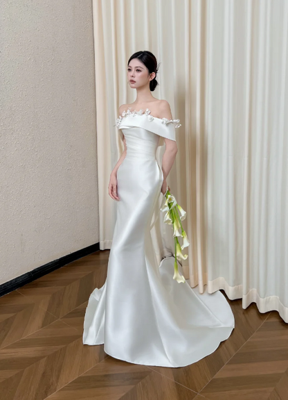 Robe de mariée sirène en satin ornée d'appliqués floraux, DP7121