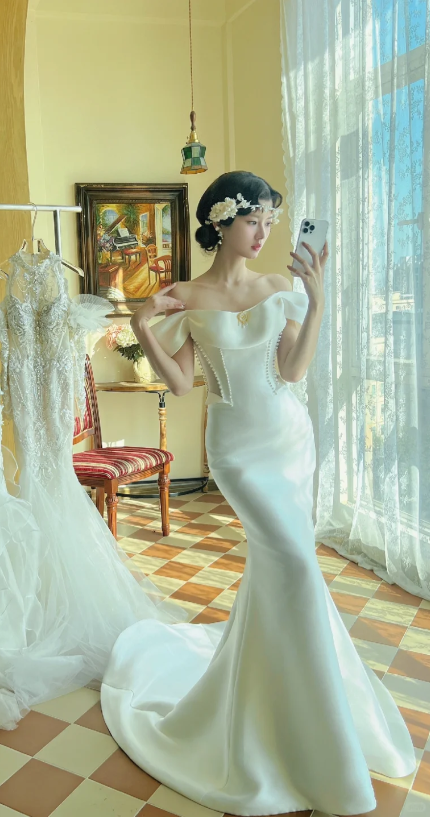 Elegantes schulterfreies Brautkleid im Meerjungfrauenstil aus Satin mit Perlenverzierungen, Modell DP7130