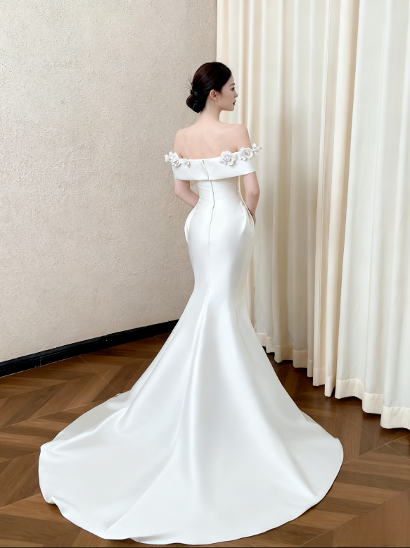 Robe de mariée sirène en satin ornée d'appliqués floraux, DP7121