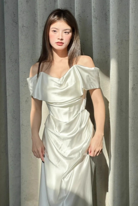 Robe de mariée fourreau élégante en satin blanc à épaules dénudées DP7201